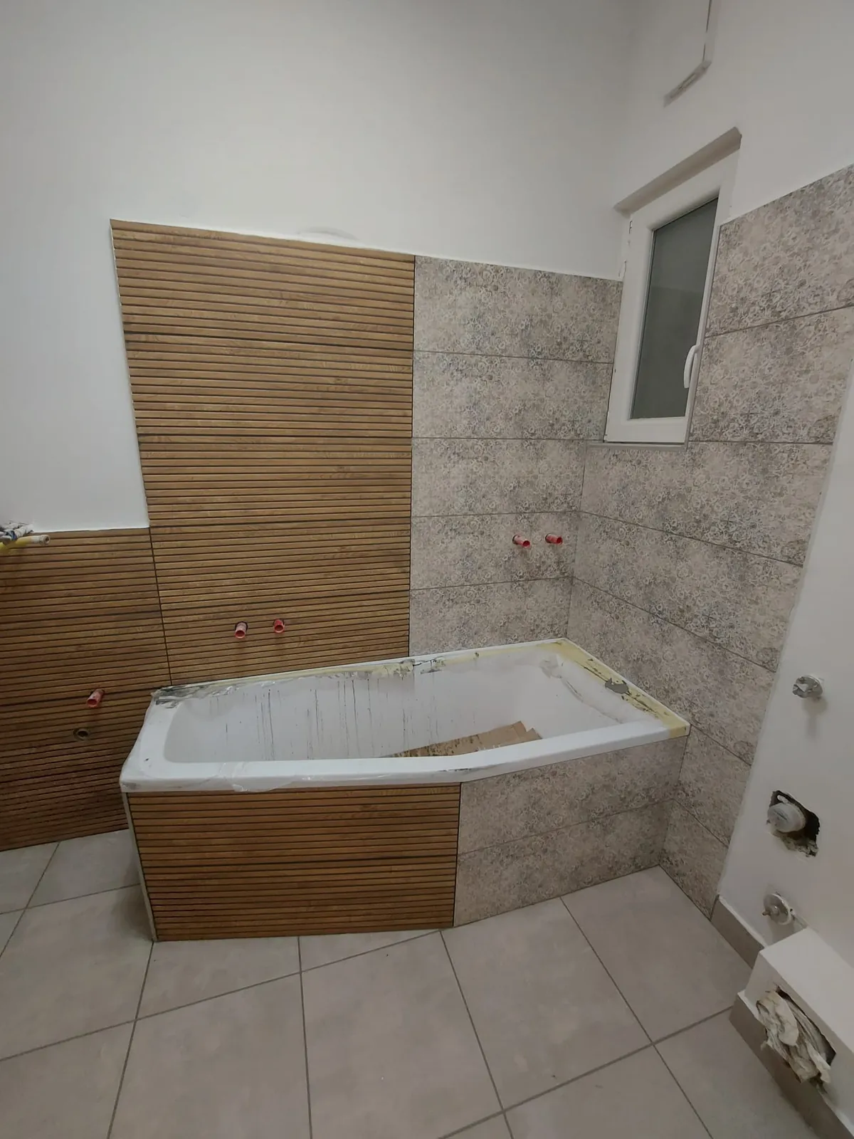 Sarokkádas fürdőszoba fahatású csempeburkolattal