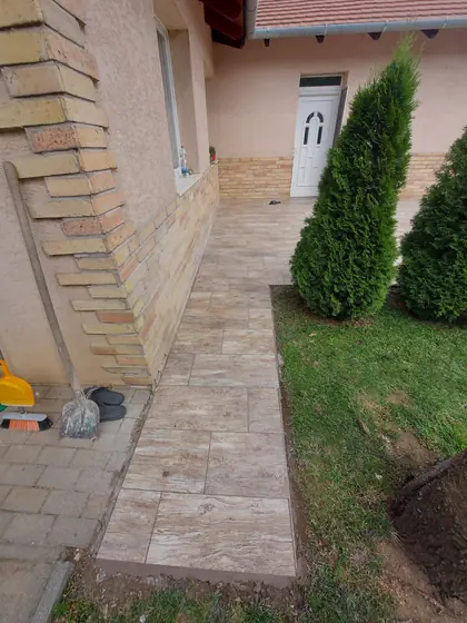 Burkolt kerti járda a ház bejáratához