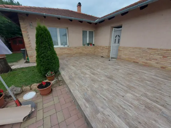 Fahatású lappal burkolt terasz és udvar családi háznál