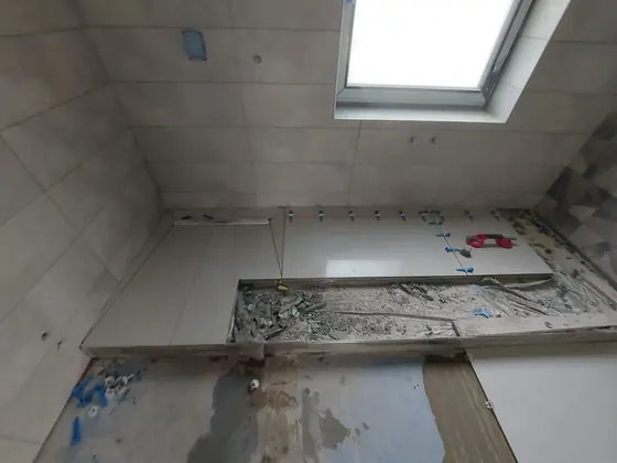 Tetőtéri fürdőszoba burkolása munka közben